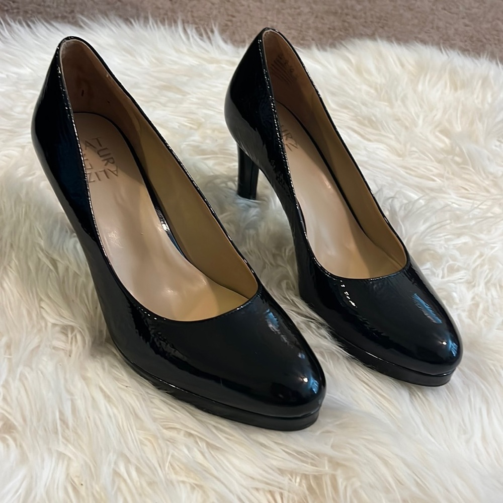 Naturalizer patent black pumps size 8W
